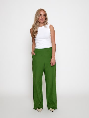 Peppercorn - Pierna ancha Pantalón 'Oda' en verde