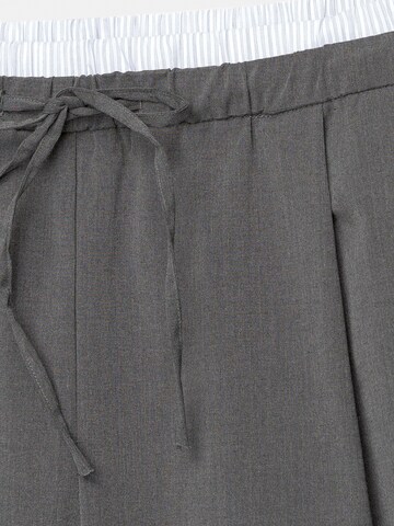 Loosefit Pantalon à pince Pull&Bear en gris