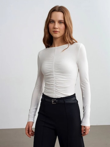 T-shirt Dilvin en blanc : devant
