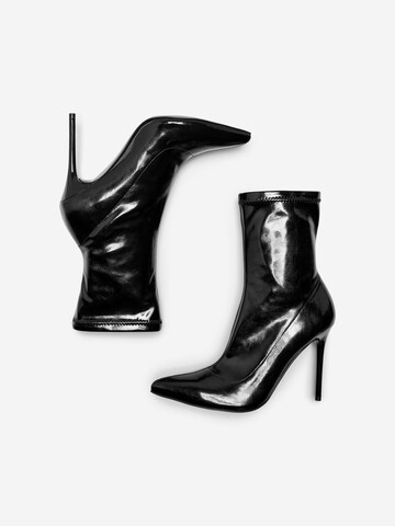 ONLY حذاء برقبة عالية 'Sock Heeled Boots' بلون أسود