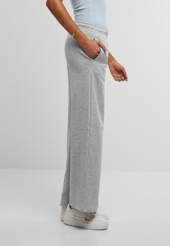 Karl Kani Regular Pants in Grey