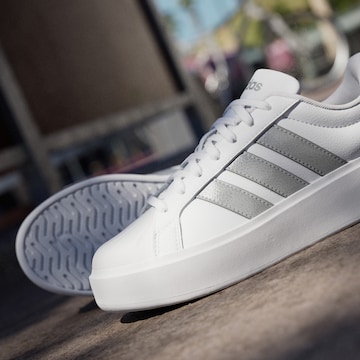Baskets basses ADIDAS SPORTSWEAR en blanc