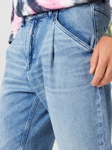 DRYKORN Tapered ג'ינס קפלים 'Kenn' בכחול
