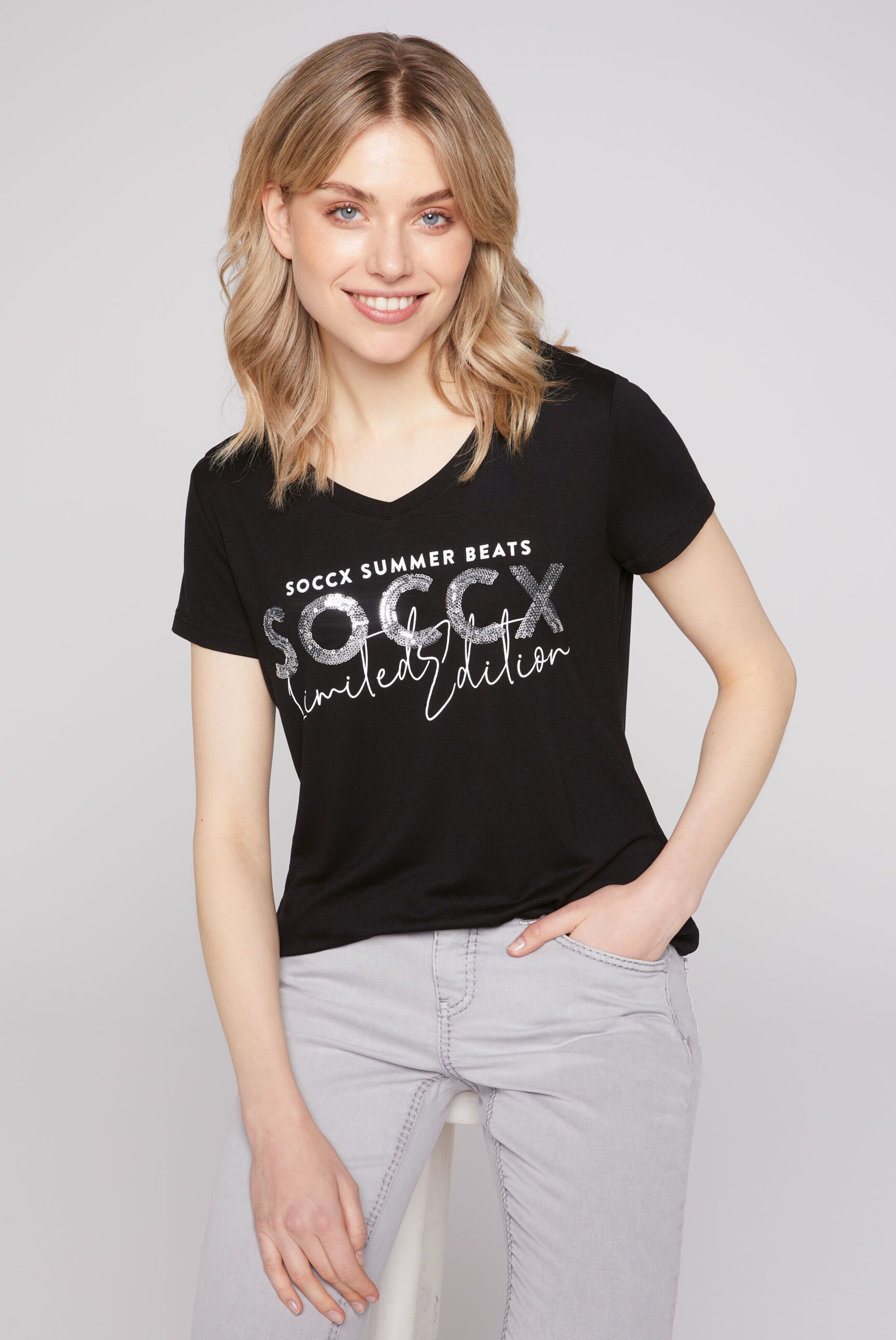 Frauen Shirts & Tops Soccx T-Shirt mit V-Ausschnitt und Flitter-Logo in Schwarz - NN24679