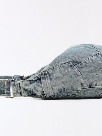 Bershka Umhängetasche in Blau