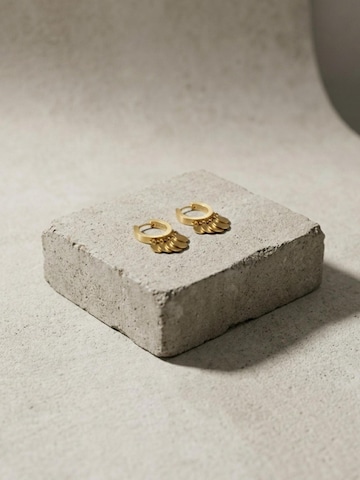 Orecchini 'NORA Waterproof 18K Gold Plated Huggies – Brushed Stainless Steel' di DNSK Copenhagen in oro