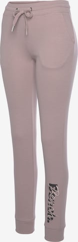 Coupe slim Pantalon BENCH en rose