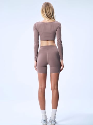 GOD SAVE QUEENS Skinny Legginsy 'Second Skin Studio Biker Shorts' w kolorze brązowy