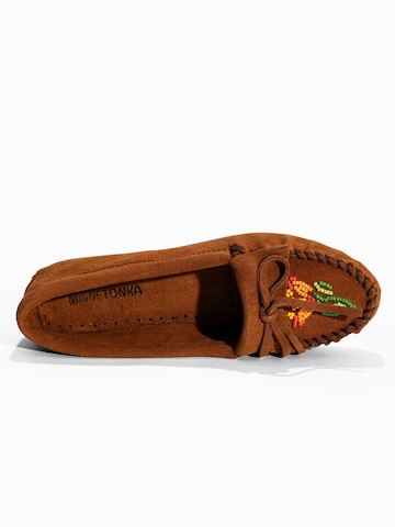 Mocasini 'Kilty Tread' de la Minnetonka pe maro