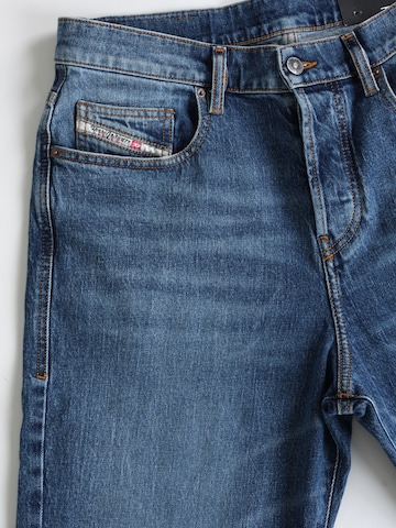 regular Jeans '2020 D-VIKER R07RX' di DIESEL in blu