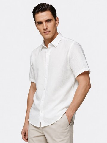 ALLTHEMEN Comfort fit Button Up Shirt 'Leichtmut' in White: front