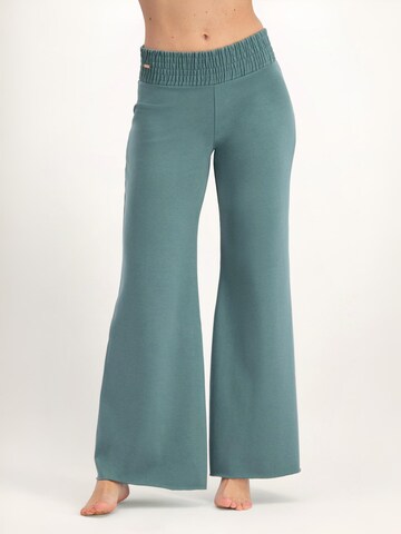 Urban Goddess Yoga & Activewear Wide leg Workout Pants 'Flow Yoga' in Green: front