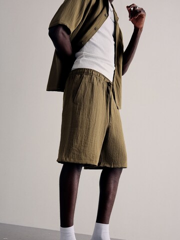 Regular Pantalon Bershka en vert