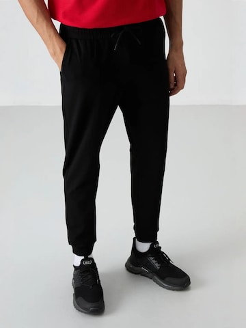 Pantalon de sport Tommy Life en noir : devant
