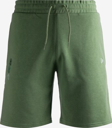 NEW ERA Workout Pants in Green: front