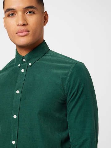 Samsøe Samsøe جينز مضبوط قميص 'Liam' بلون أخضر