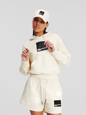 Felpa ' Regular Fit Logo ' di KARL LAGERFELD JEANS in beige: frontale