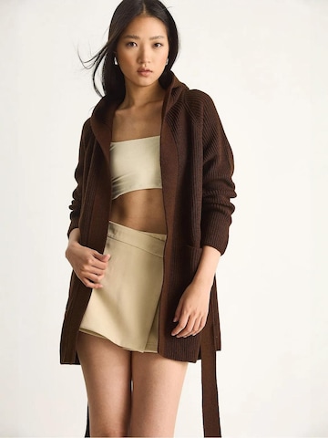 Cardigan Bianco Lucci en marron
