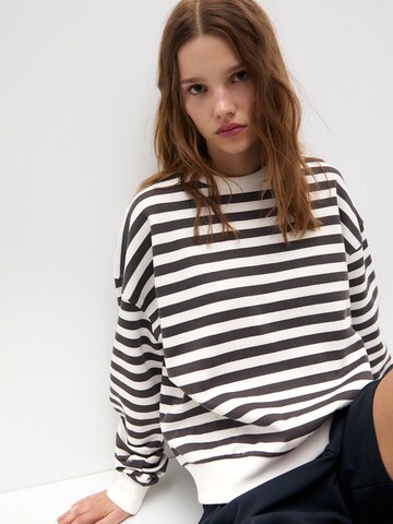 Sweat-shirt Pull&Bear en blanc