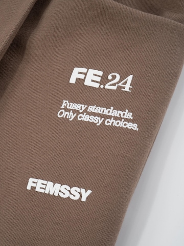 Loosefit Pantalon 'SPODNIE DRESOWE FLOW TAUPE' FEMSSY en gris