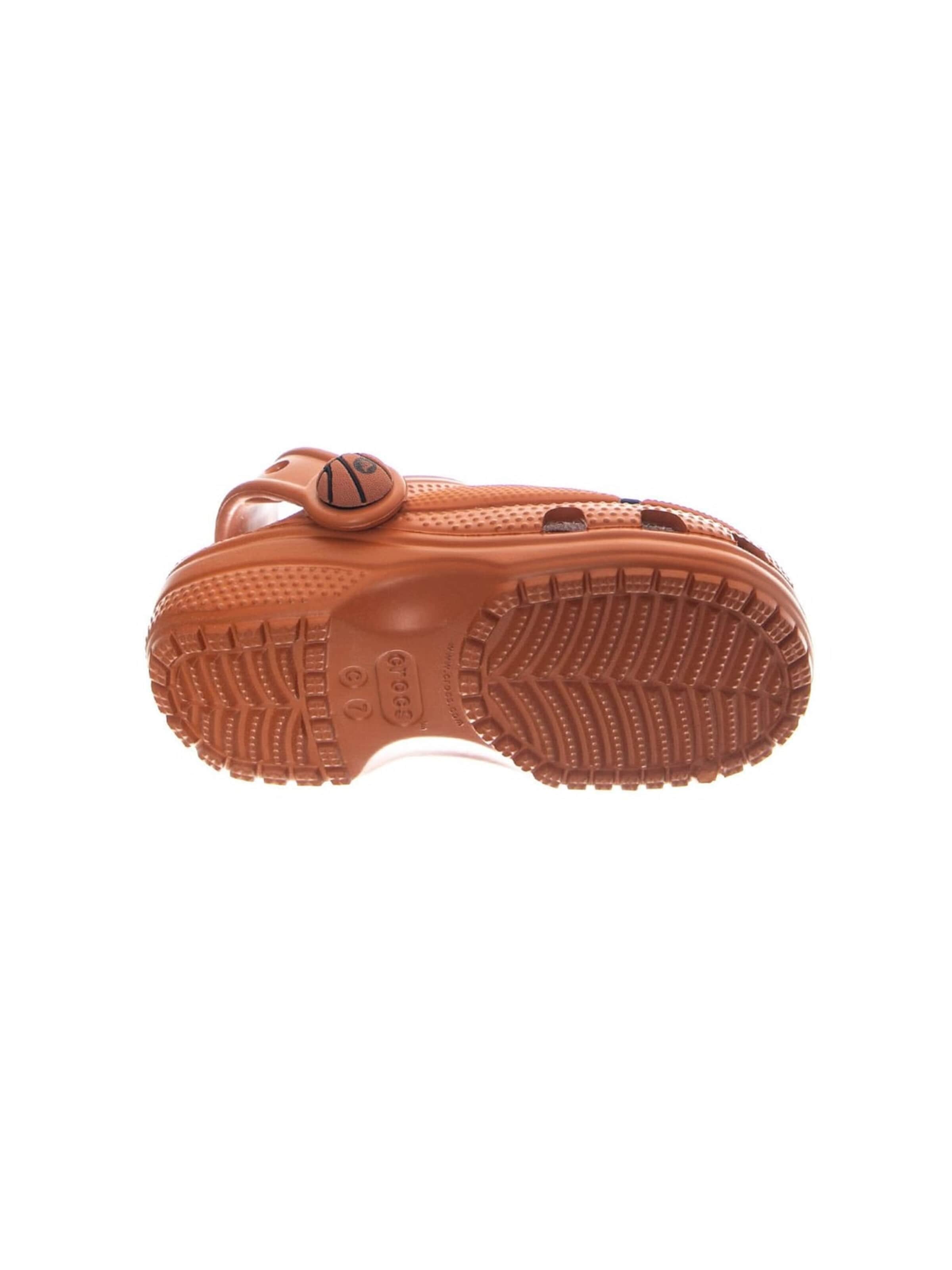 Sandalo 'Classic Basketball Clog T' di Crocs in marrone