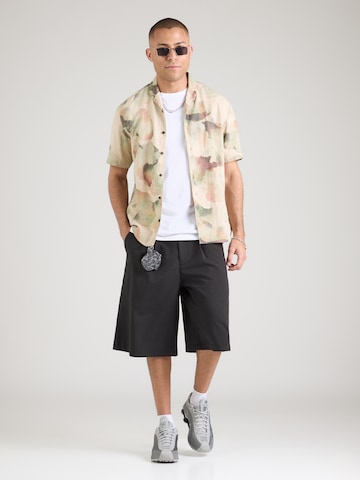 Tricou 'NEYYAN' de la NEW ERA pe alb