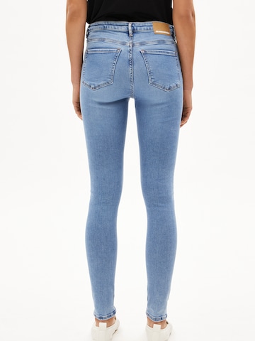 Skinny Jeans 'Tillaa' di ARMEDANGELS in blu: frontale