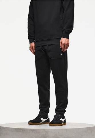 Weekend Offender Tapered Broek 'Rebolledo' in Zwart: voorkant