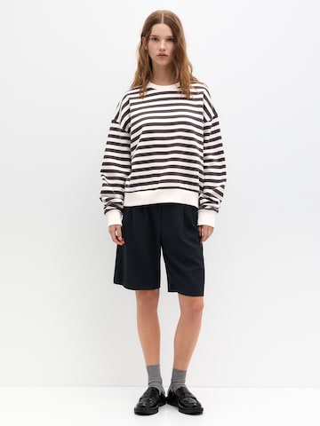 Sweat-shirt Pull&Bear en blanc