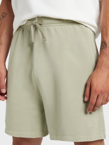 Trendsplant Regular Shorts 'Essentials' in Grün: Vorderseite