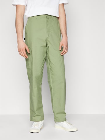 Nike Sportswear Loosefit Gargohousut 'CLUB' värissä vihreä: etupuoli