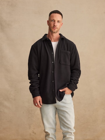 DAN FOX APPAREL Regular Fit Skjorte 'Jarne' i sort: forside