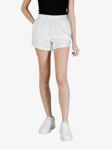 Wide leg Pantaloni 'SILVY SHORTS V6GD14 K3090' di GUESS in bianco