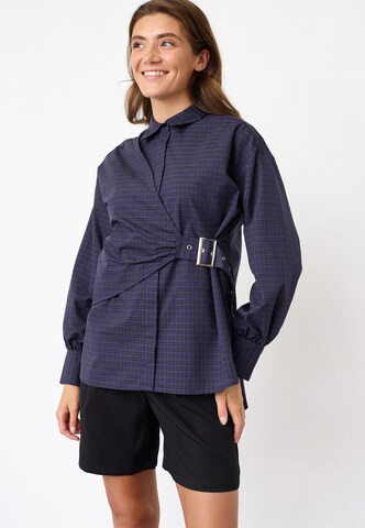 SISTERS POINT - Blusa 'ETAPA' en azul: frente