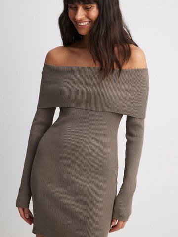 NA-KD Knitted dress in Brown: front