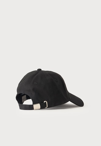 Calvin Klein Lippalakki värissä musta