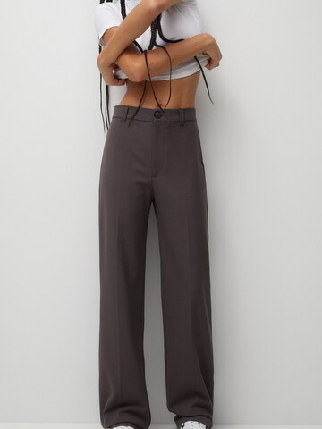 Pull&Bear Loose fit Trousers with creases in Brown: front