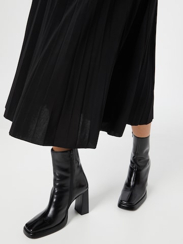 SISTERS POINT Skirt in Black