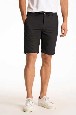 Lindbergh Regular Chino Pants in Black: front