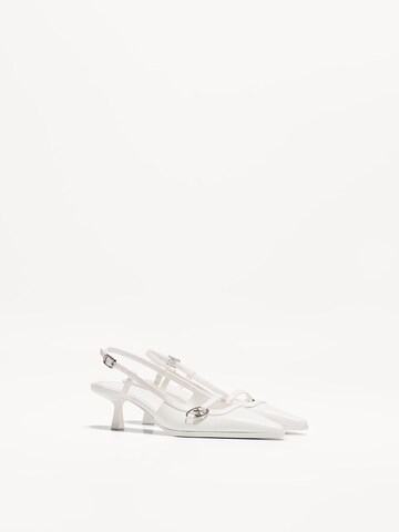 Escarpins à bride arrière Bershka en blanc
