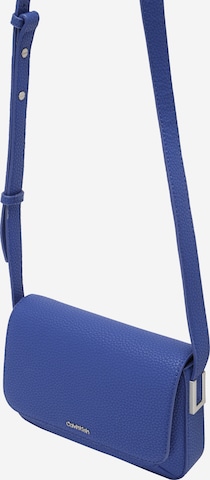 Calvin Klein - Mala de ombro em azul: frente