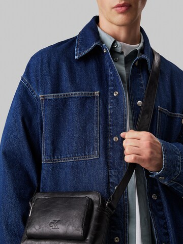 Sac à bandoulière Calvin Klein Jeans en noir