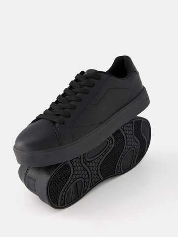 Bershka Sneakers in Black