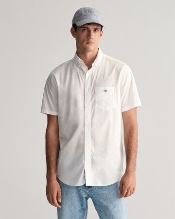 Coupe regular Chemise GANT en blanc : devant