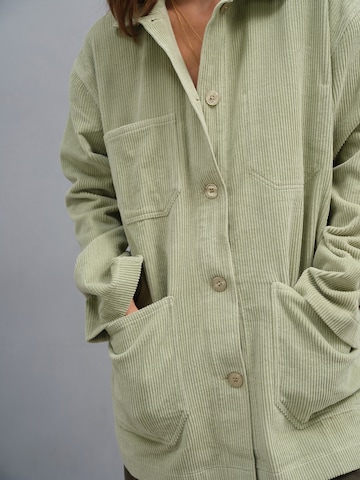 A LOT LESS Between-Season Jacket 'Cara' in Green