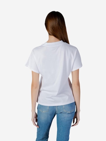 Maglietta 'SS CN POPCORN TEE W6RI28 I3Z14' di GUESS in bianco