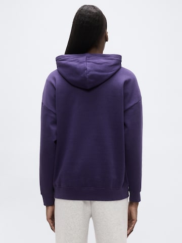 PUMA - Sweatshirt de desporto 'ESS' em roxo: atrás