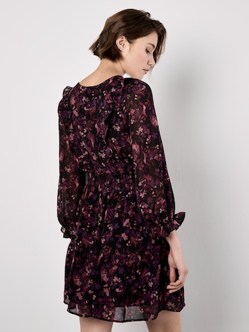 Robe Apricot en rouge