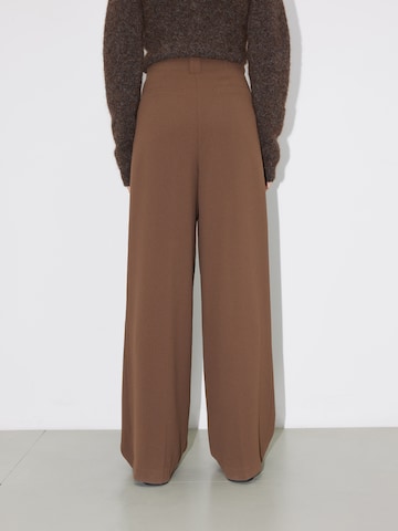 Wide leg Pantaloni con pieghe 'Camilla' di LeGer by Lena Gercke in marrone