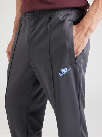 Regular Pantalon 'CLUB' Nike Sportswear en gris